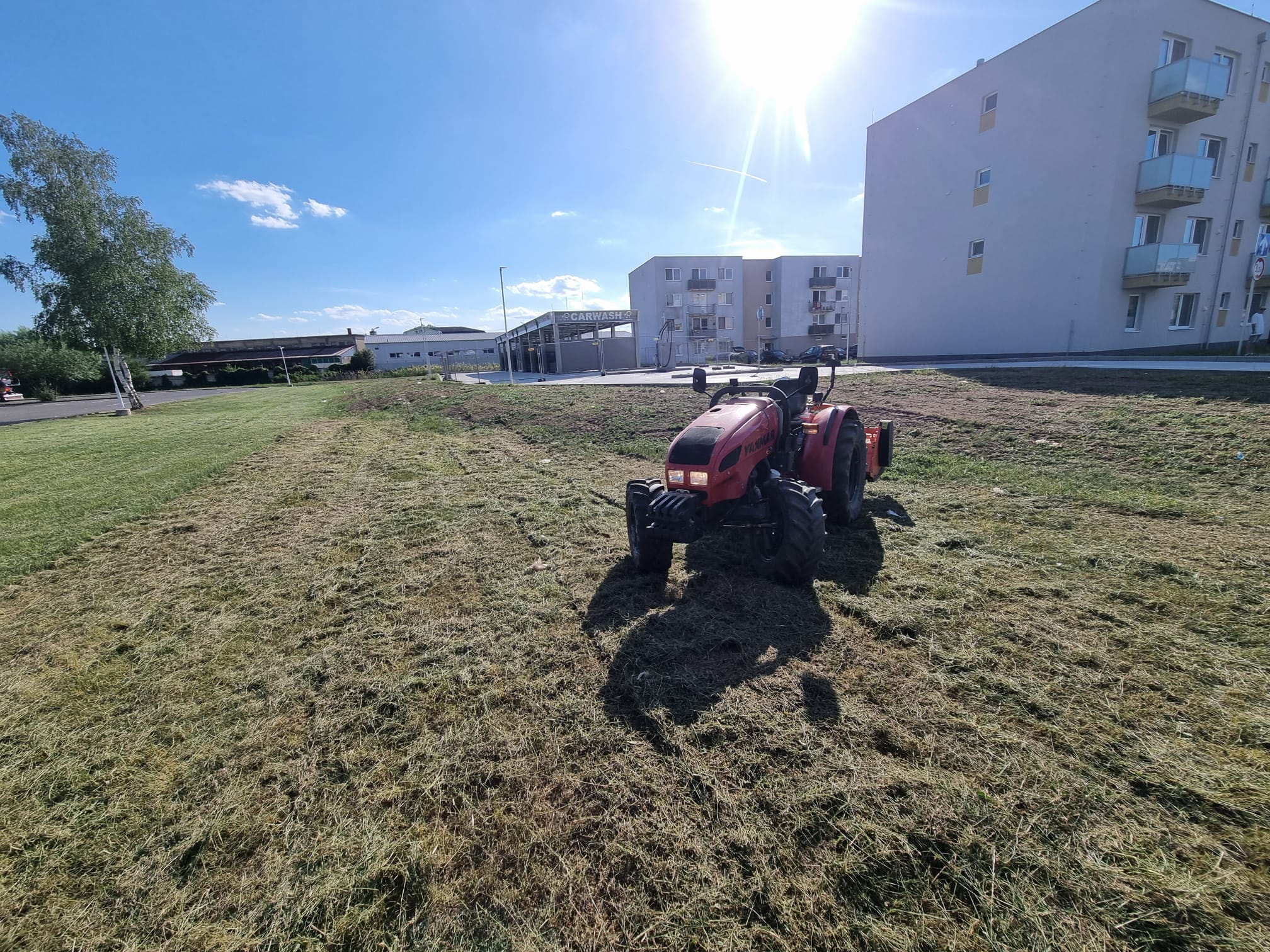 Traktor na čerstvo pokosenom pozemku