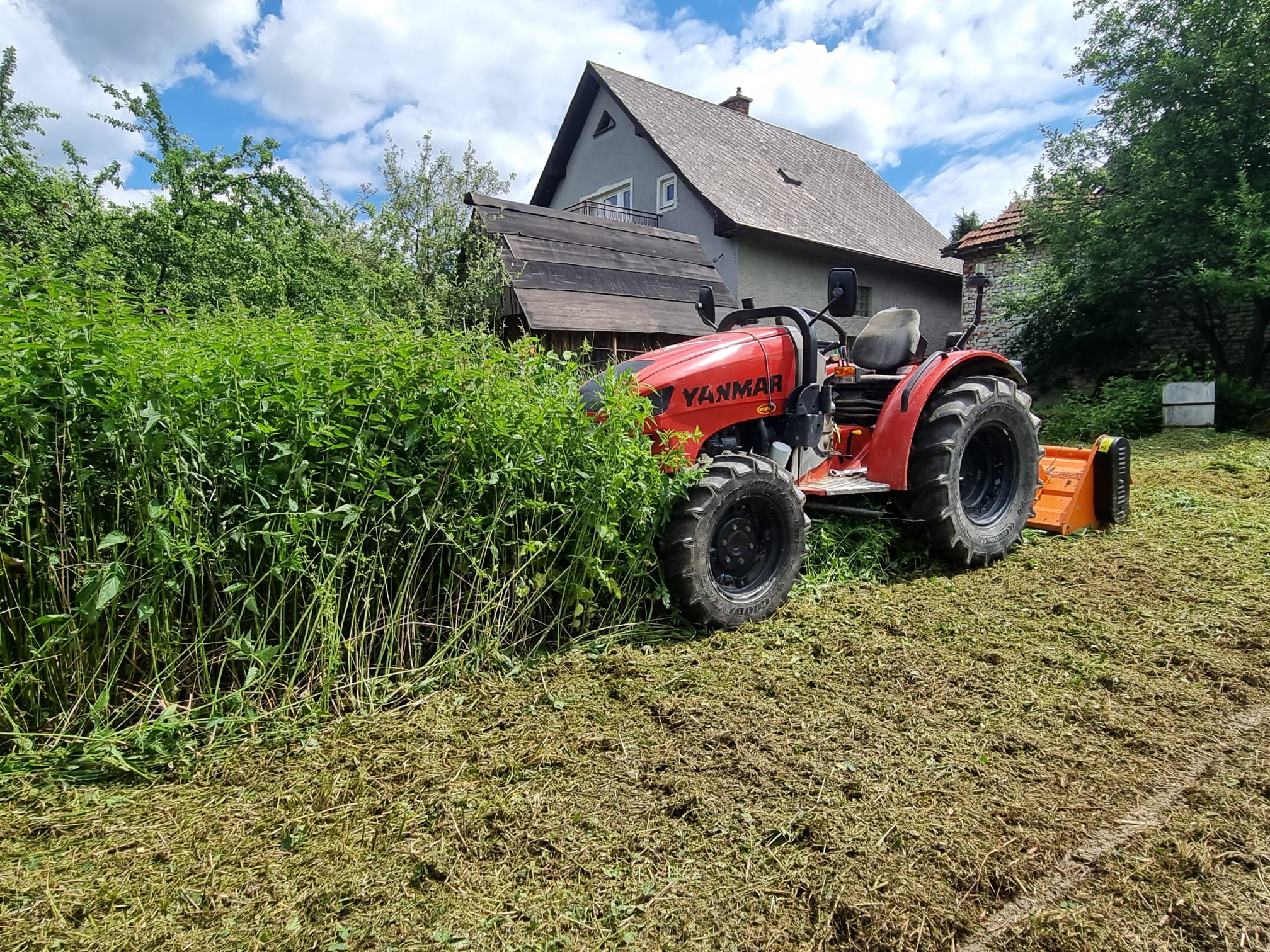 Mulčovanie zarasteného pozemku malotraktorom