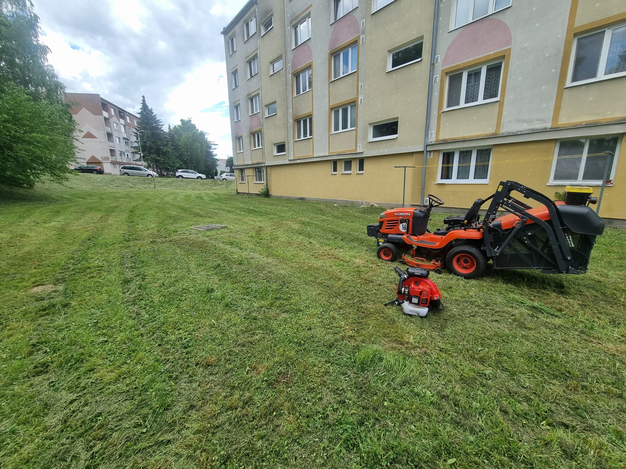 Kosenie pozemku technikou Kubota a Stihl