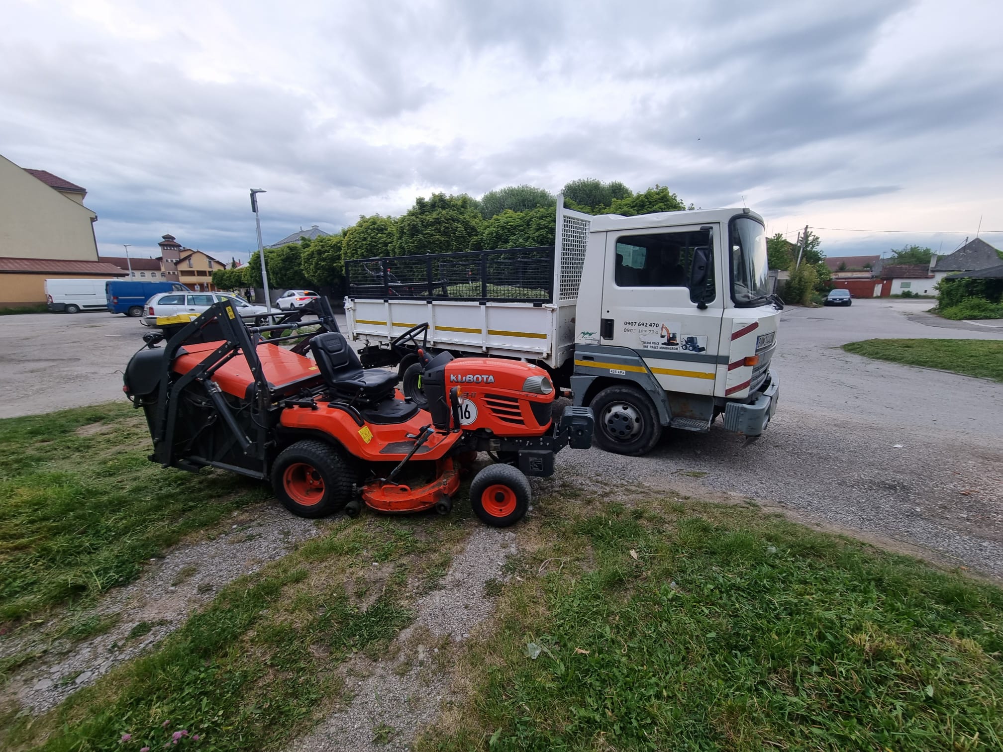 Technika Kosenie Banovce, kosačka Kubota a sklápač