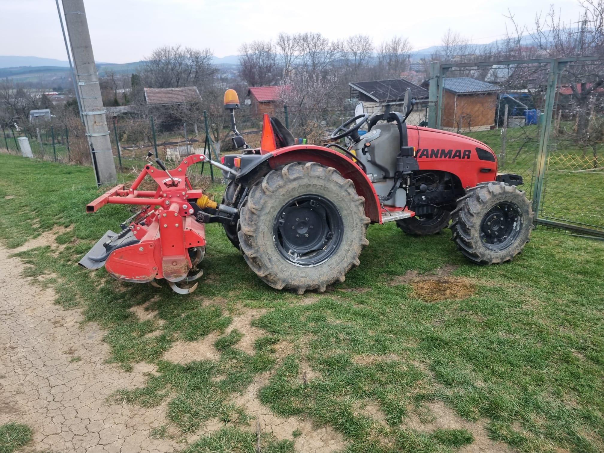 Traktor s rotavátorom